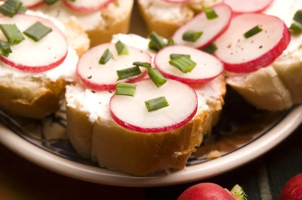 Sendvič se sýrem, ředkvičkami a pažitkou - zdravé stravování — Stock fotografie