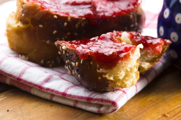 Sweet bread ( challah ) with strawberry jam — Stock Photo, Image
