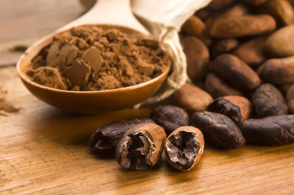 Haricots de cacao (cacao) sur table en bois naturel — Photo