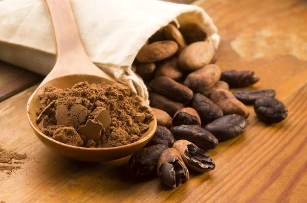 Kakao (kakao) fazole na přírodní dřevěný stůl — Stock fotografie