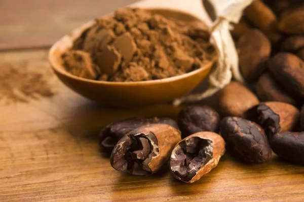 Kakaóbab (cacao) a természetes fából készült asztal — Stock Fotó