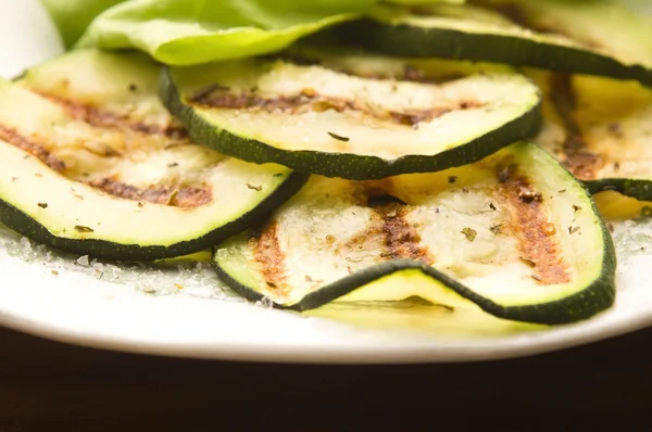 Gegrillte Bio-Zucchini-Scheiben mit Kräutern und Gewürzen — Stockfoto