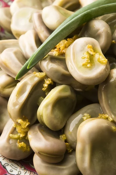 Bondbönor med olivolja och vitlök — Stockfoto