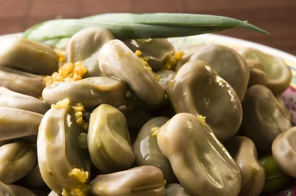 Grandes haricots à l'olive et à l'ail — Photo