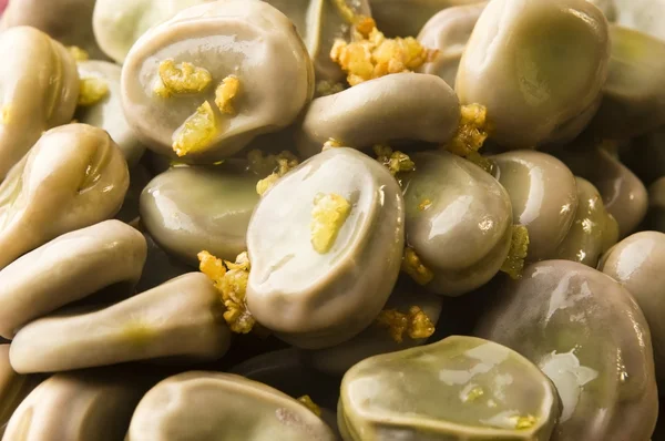 Saubohnen mit Oliven und Knoblauch — Stockfoto