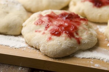 Gül marmelade ile tatlı çörek