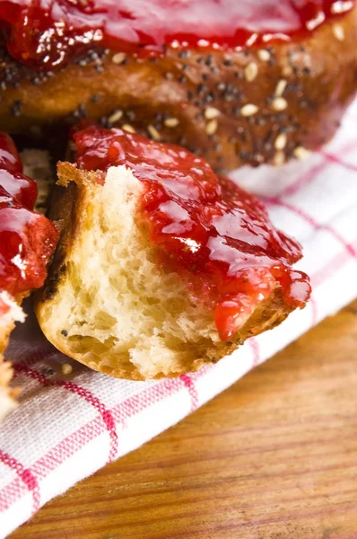 Sweet bread ( challah ) with strawberry jam — Stock Photo, Image