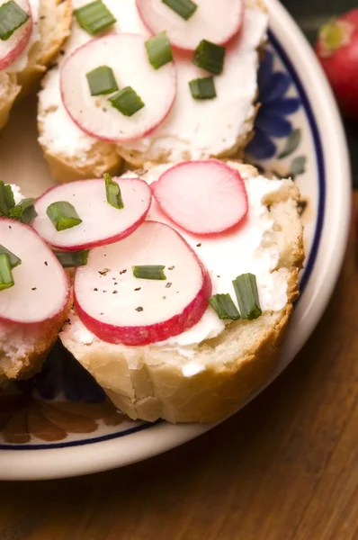 Sandwich au fromage, radis et ciboulette - Manger sainement — Photo