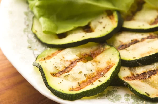 Gegrillte Bio-Zucchini-Scheiben mit Kräutern und Gewürzen — Stockfoto
