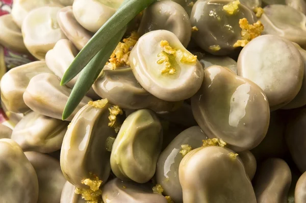 Bondbönor med olivolja och vitlök — Stockfoto