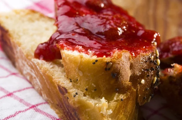 Pan dulce (jalá) con mermelada de fresa —  Fotos de Stock