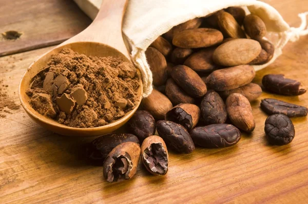 Doğal ahşap masa fasulyeli kakao (kakao) — Stok fotoğraf