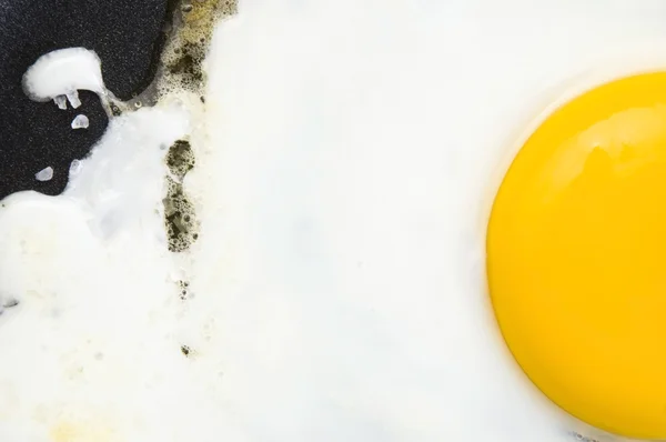 Bir Pan kızarmış yumurta üzerinde — Stok fotoğraf