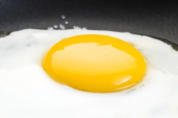 Bir Pan kızarmış yumurta üzerinde — Stok fotoğraf