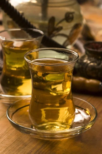Kopp turkiskt te och vattenpipa serveras i traditionell stil — Stockfoto