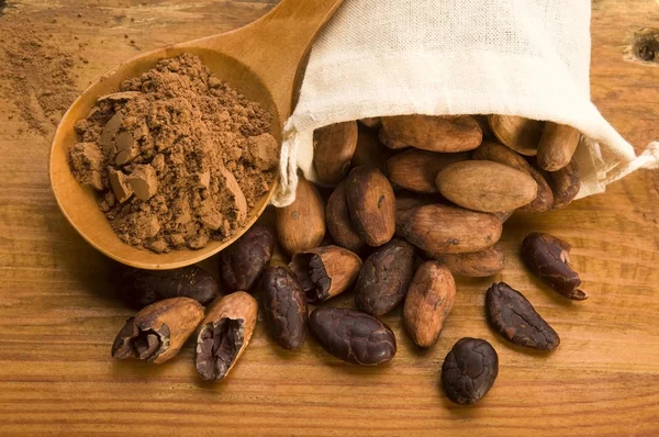 Kakaobönor (cacao) på naturliga träbord — Stockfoto