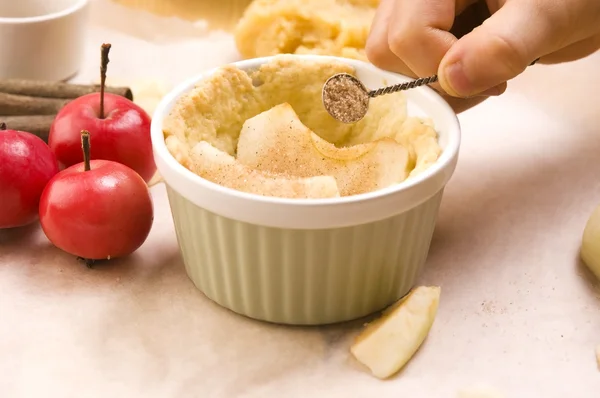 Detail der Kinderhände, die Apfelkuchen backen — Stockfoto