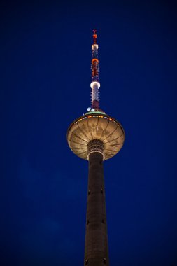 Geceleri TV kulesi
