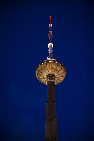 Wieża telewizyjna nocą — Zdjęcie stockowe