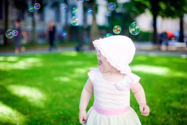 Buiten spelen met soep bubbels — Stockfoto
