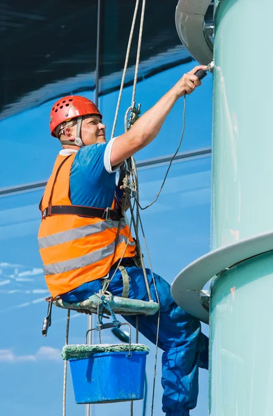 Un hombre limpiando ventanas en un edificio alto —  Fotos de Stock