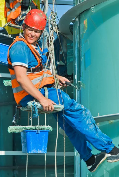 En man rengöra windows på en hög upphov byggnad — Stockfoto