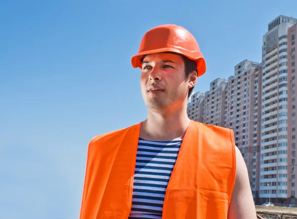 Constructor trabajador en uniforme y casco — Foto de Stock