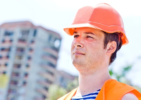 Ouvrier constructeur en uniforme et casque — Photo