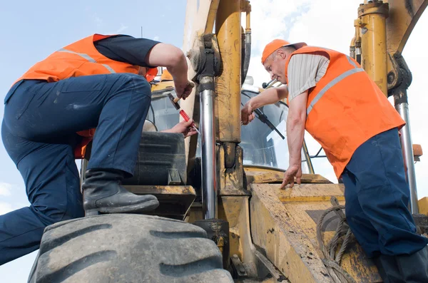Mannelijke bouwvakkers op de baan — Stockfoto