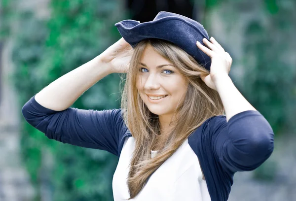 一个可爱的年轻女人，戴着帽子的特写肖像 — 图库照片