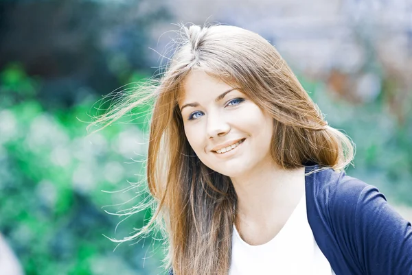 Портрет крупным планом красивой улыбающейся молодой женщины — стоковое фото