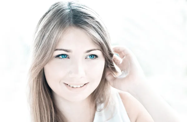 아름 다운 미소 젊은 여자의 근접 촬영 초상화 — 스톡 사진