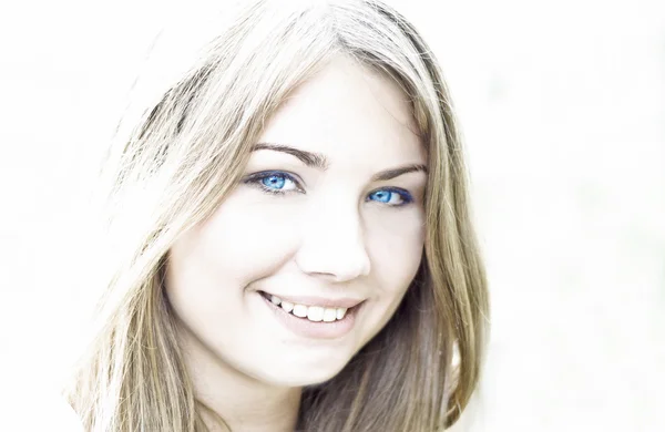 Närbild porträtt av en vacker leende ung kvinna — Stockfoto
