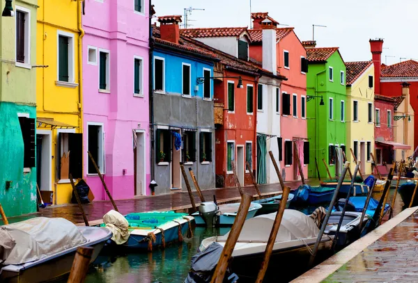 Benátky, burano ostrov průplavu, malé barevné domy a čluny — Stock fotografie
