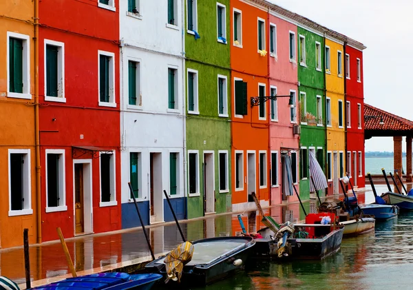 Venedik, burano Adası canal, küçük renkli evler ve tekneler