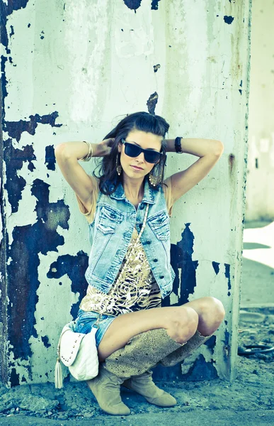 Beautiful young woman hippie posing outdoor — Stock Photo, Image