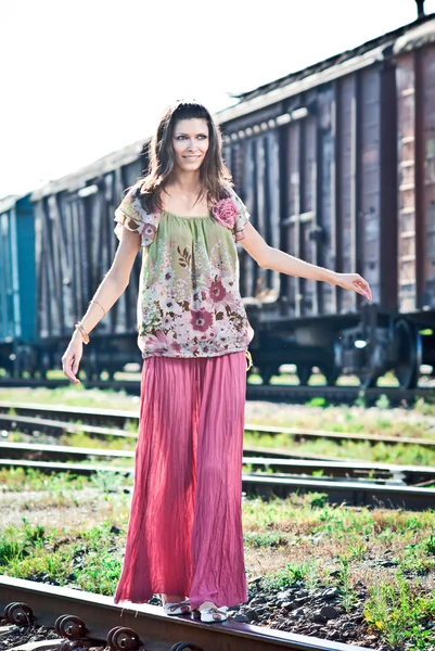 Mulher bonita esperando o trem em trilhos ferroviários — Fotografia de Stock