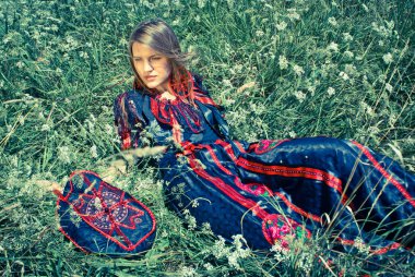 çim alan Park yatan sevimli genç erkek