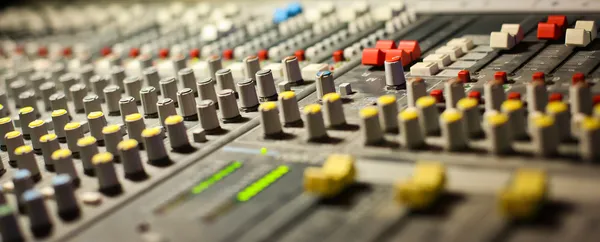 Utrustning i ljud inspelningsstudio — Stockfoto