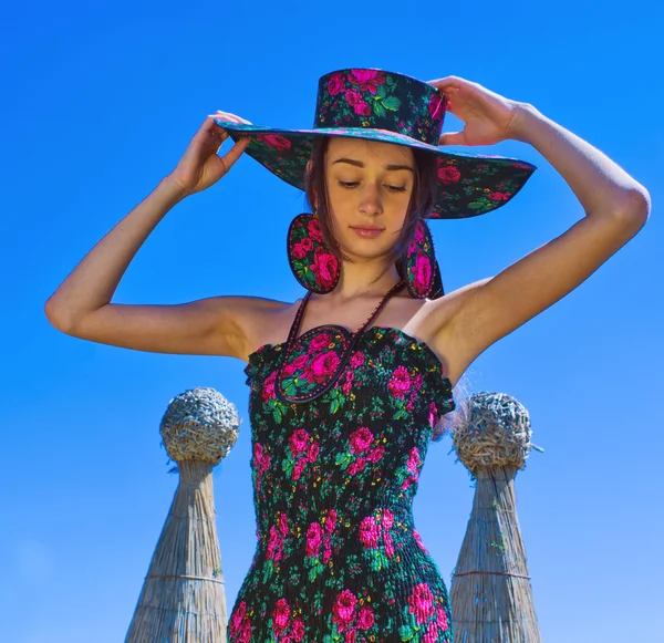 Young woman in stylish hat walking in the park. Ethnic style. — Stock Photo, Image