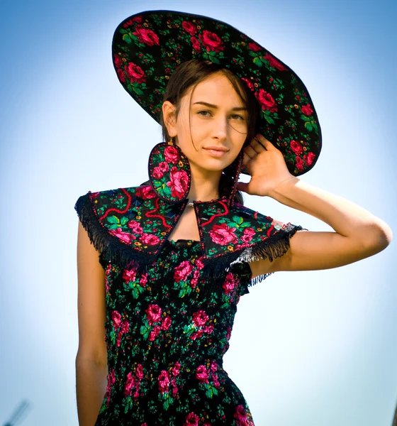 Jonge vrouw in stijlvolle hoed wandelen in het park. etnische stijl. — Stockfoto