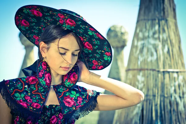Jonge vrouw in stijlvolle hoed wandelen in het park. etnische stijl. — Stockfoto