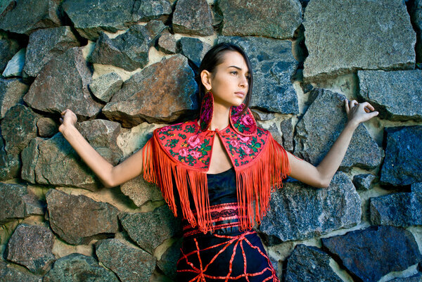 Эмоциональный портрет молодой женщины. Этнический стиль
