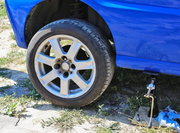 Ändra ett hjul på en bil — Stockfoto