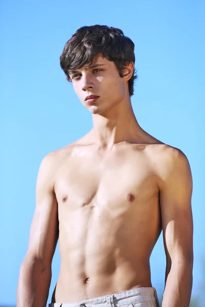 Il ritratto di un giovane uomo con un corpo perfetto all'aperto — Foto Stock