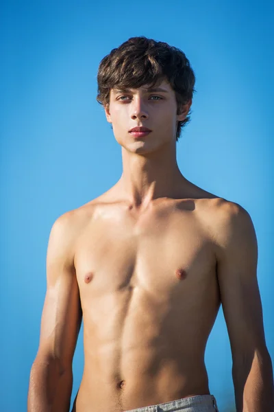 The portrait of young man with perfect body outdoor — Stock Photo, Image