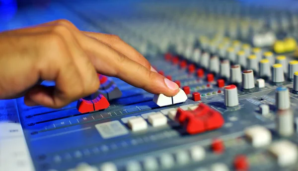 Hand verplaatsen het niveau op proffesional audio mixer. focus hebben een beetje dof, in de buurt van hand — Stockfoto