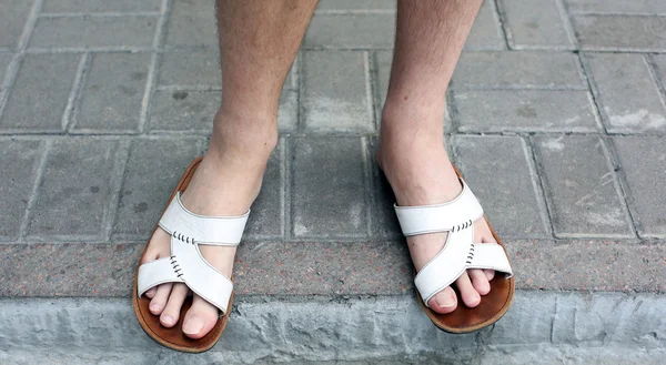 Männliche Füße und Sandalen — Stockfoto