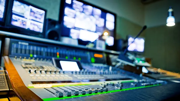 Equipamento em estúdio de gravação de áudio — Fotografia de Stock