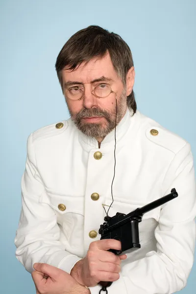 フォームの執行役員の銃を持つ男 — ストック写真